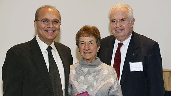 Ann Rosche, center