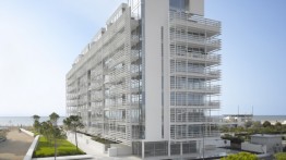 Richard Meier & Partners–Jesolo Lido Condominium, Jesolo, Italy | photo: Roland Halbe