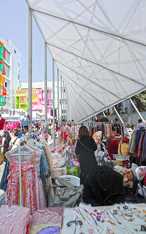 A market in the shadow of the Shenzhen pavillion